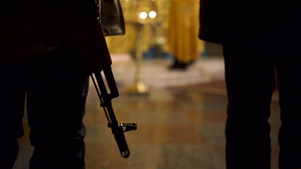 Kříže vedle kalašnikovů. V ukrajinském klášteře žehnají Ukrajincům, kteří míří do boje
